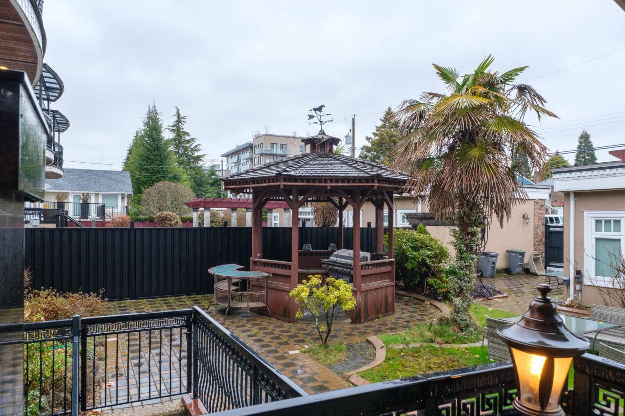 Deluxe Room With Ensuite Washroom In Villa Vancouver Exterior foto